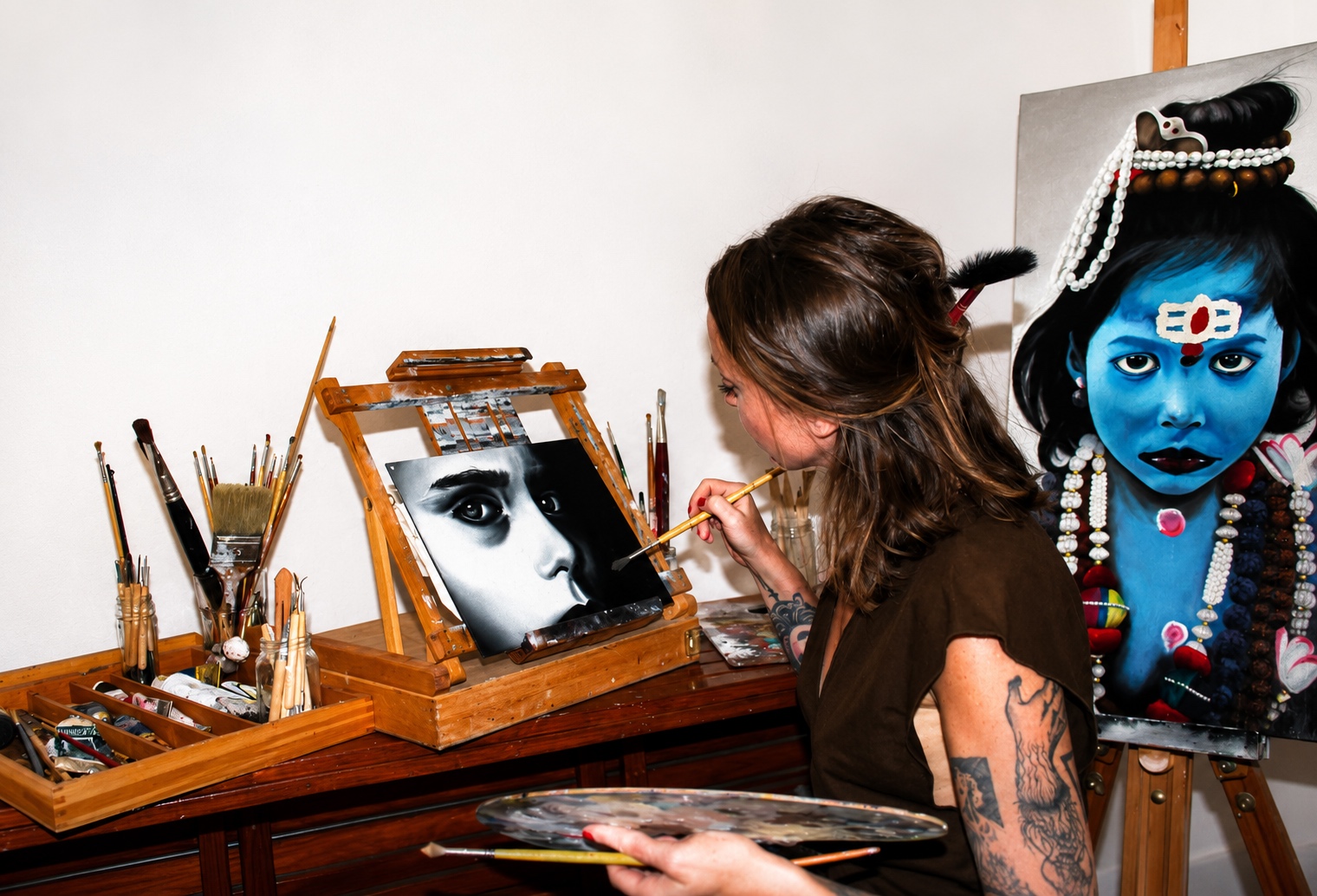 Francesca Cortona mentre lavora nel suo studio